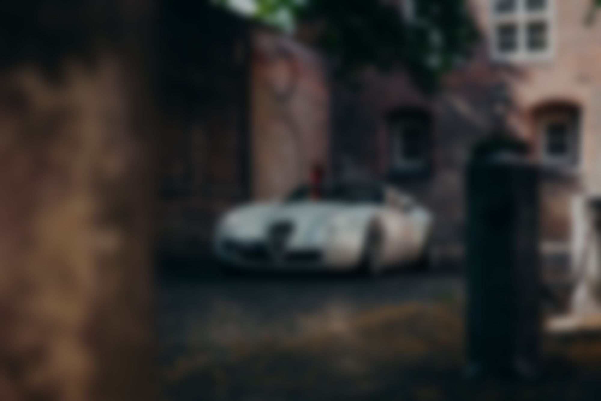 Wazige sfeerfoto van een auto die binnenkort verwacht wordt