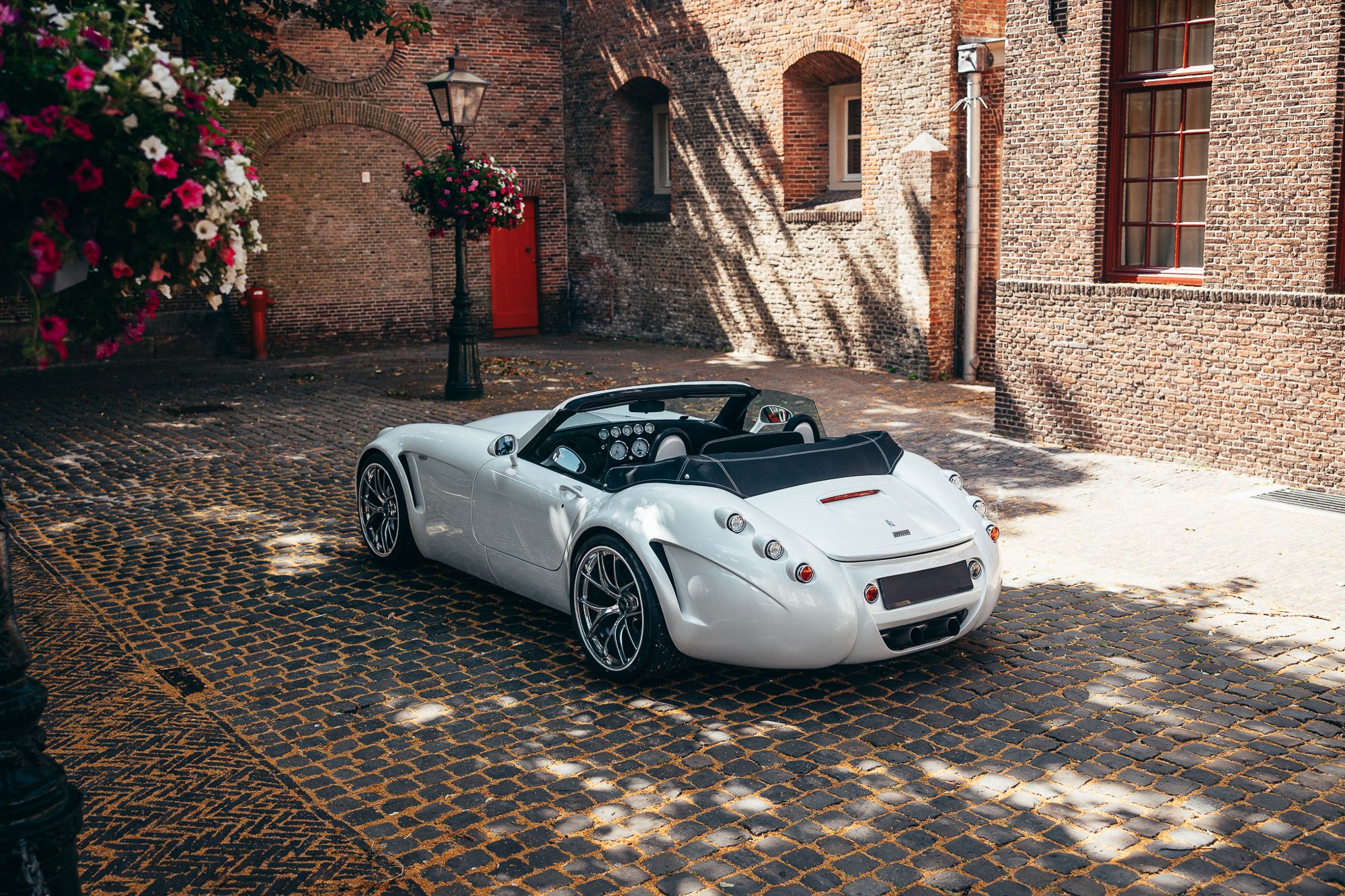 Wiesmann Roadster op een binnenplaats