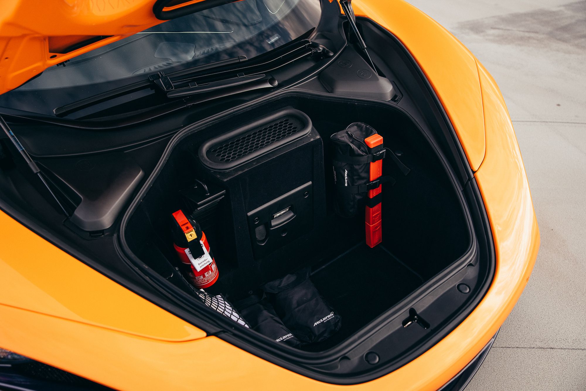 Detail van een McLaren tijdens een inspectie
