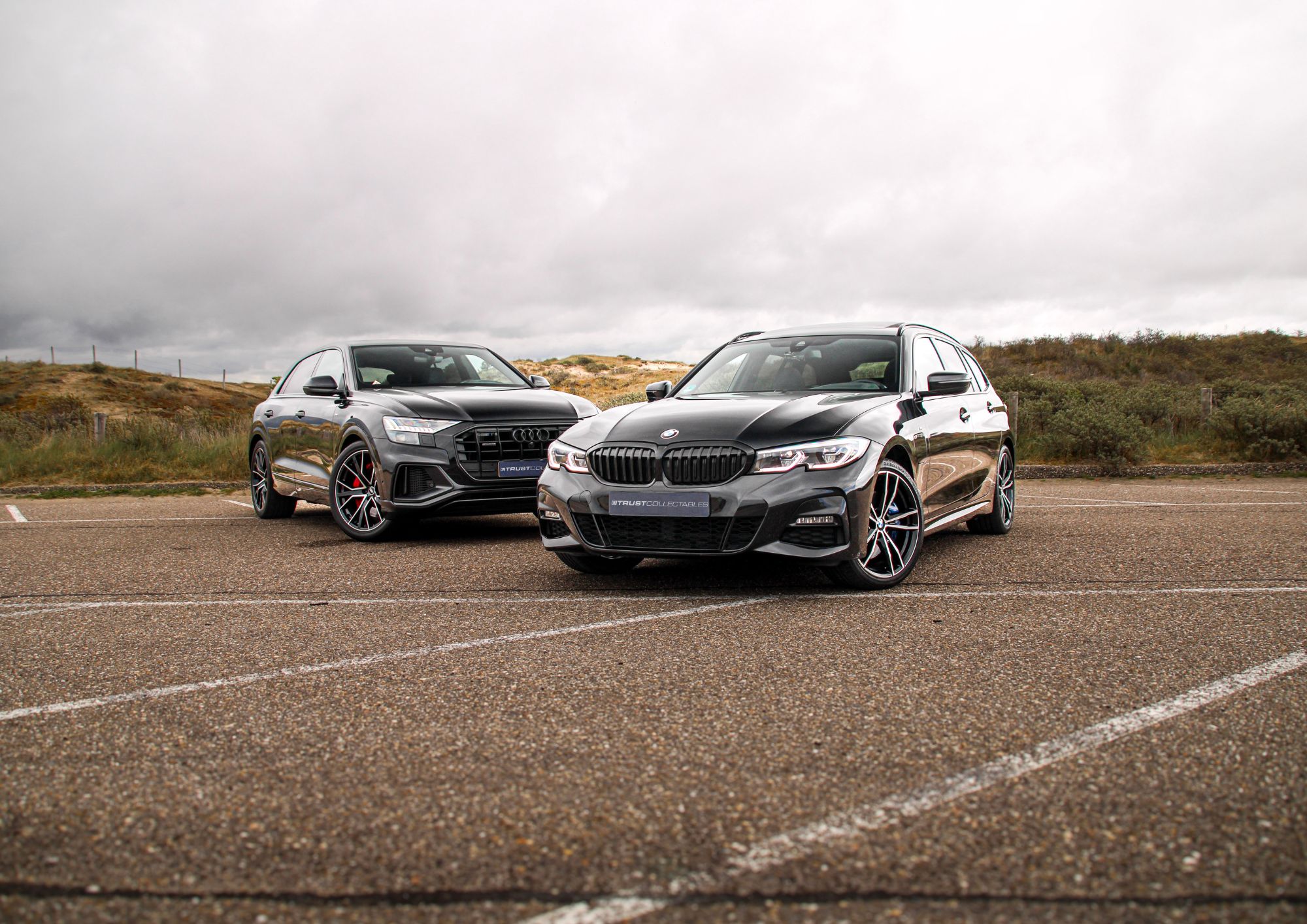 BMW 3-serie Touring en een SUV in de duinen