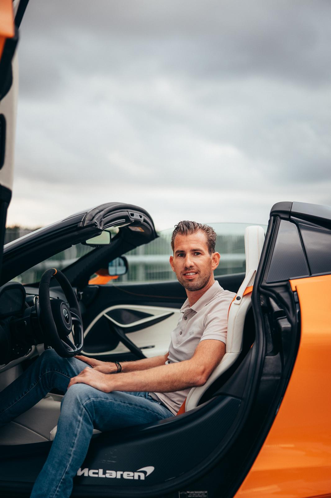 Nigel van Haaster in een McLaren 720S Spider